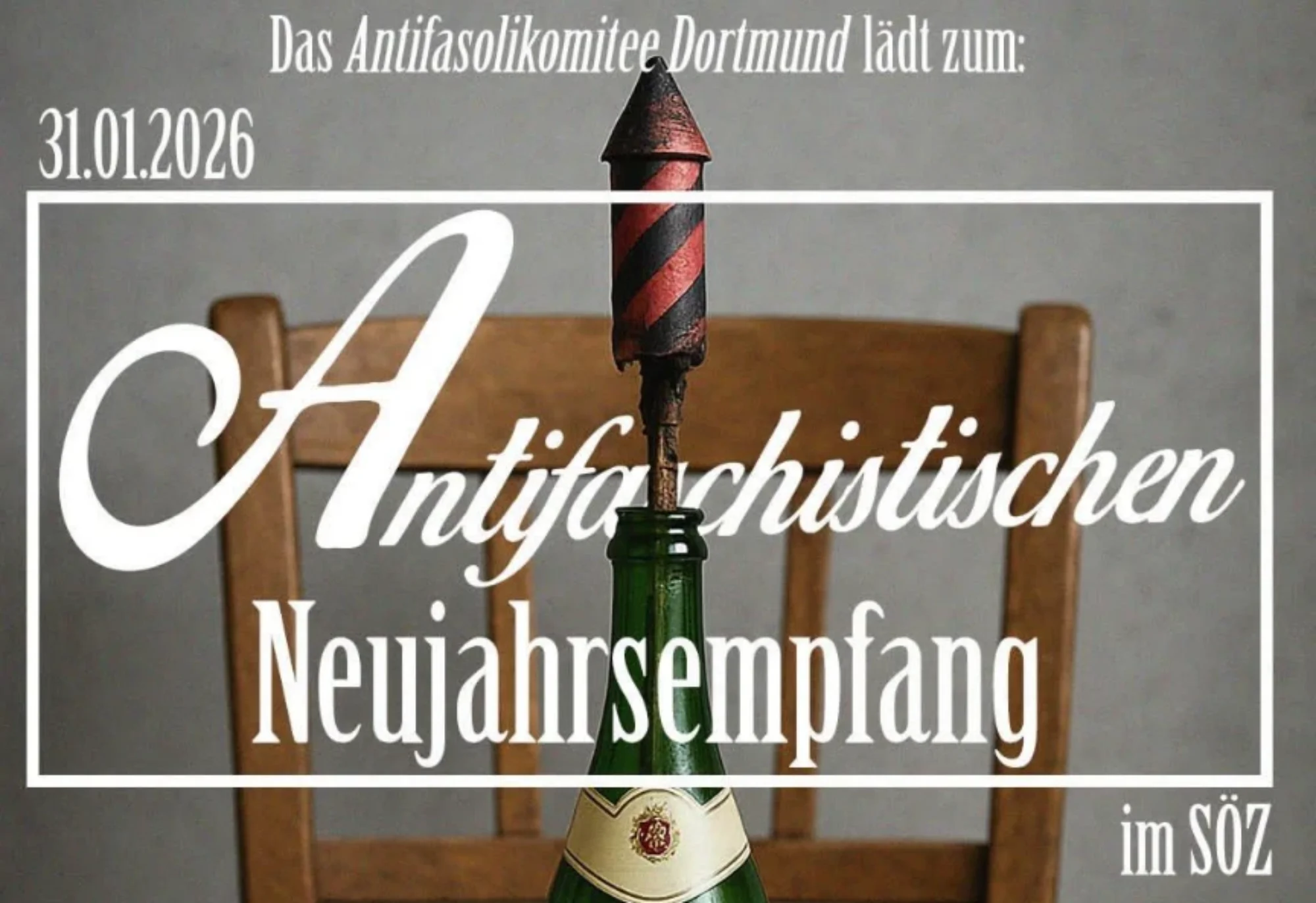 Plakat mit der Aufschrift: "Das Antifasolikomitee Dortmund lädt zum: Antifaschistischen Neujahrsempfang im SÖZ. 31.01.2026. Ab 16 Uhr. Sekt & Pintoxs." Im Hintergrund ein Bild von einer Sektflasche auf einem Stuhl, in der eine bereits ausgebrannte Feuerwerksrakete steckt.